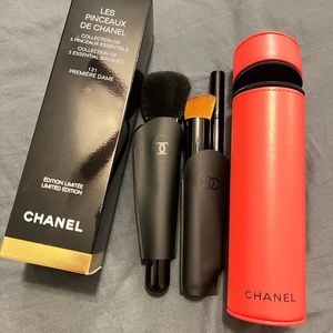CHANEL Collection of 3 Essential Brushes 121 Premiere Dame